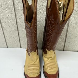 Vintage brown/cream Tony Lama cowboy boots. Size 5B.check measurements listed
